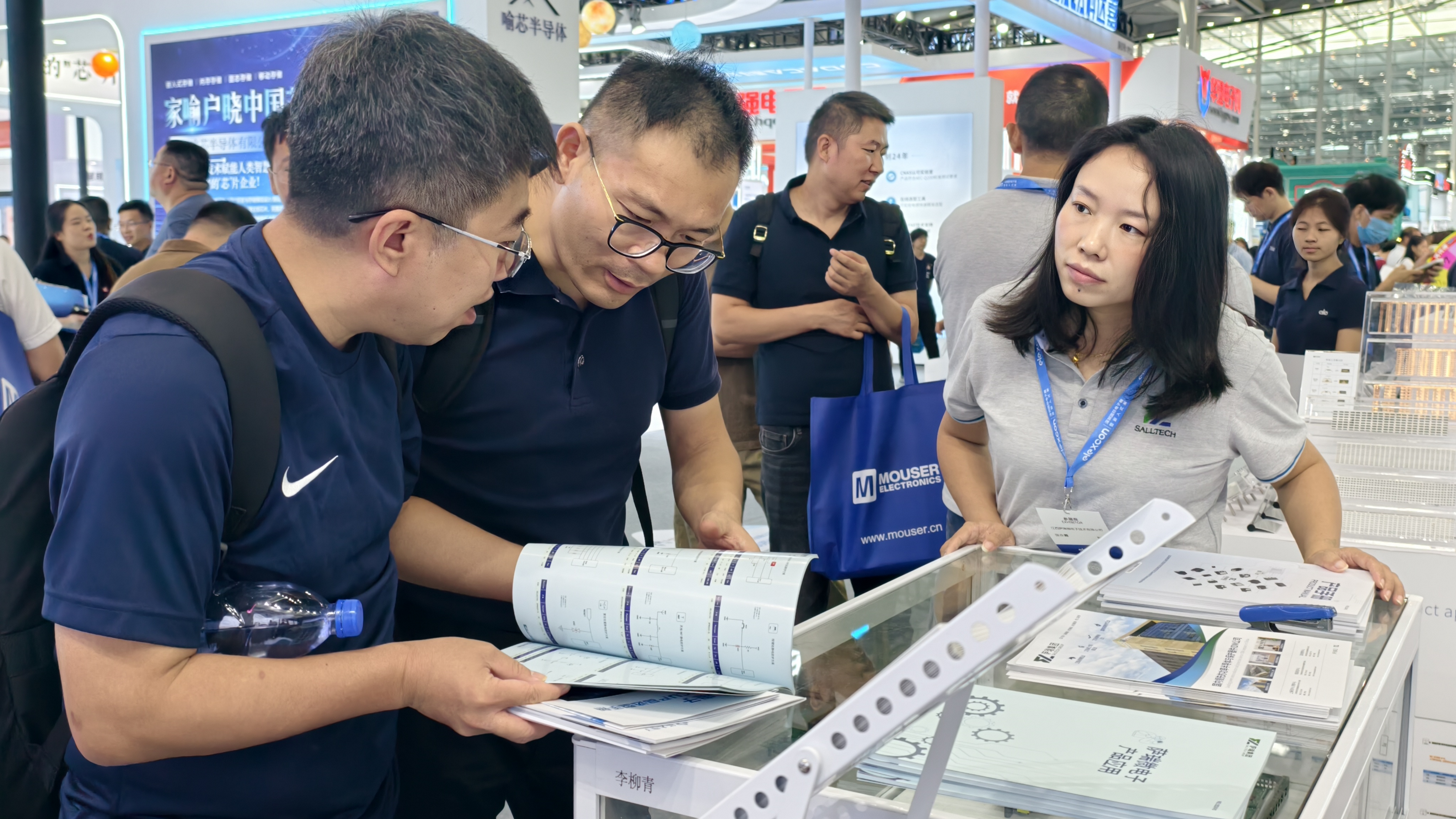 荣耀收官！江西w88win微电子闪耀 2025 深圳电子展并荣获年度大奖